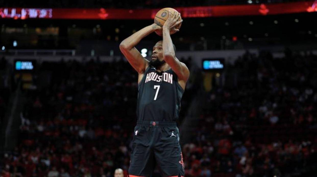 这数据火箭队自己看了都怕，21岁新秀顶替伤将首发打42分钟，技术统计惊艳全场