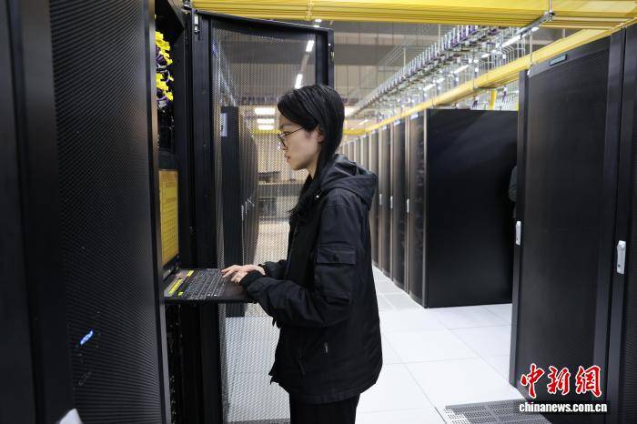(新春走基层)电波里的春运接力:“空中交警”守护万家归途